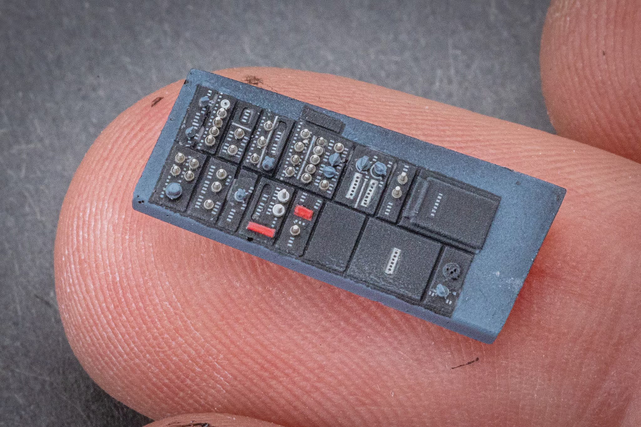 小型コックピット部品にANYZデカールを貼った使用例