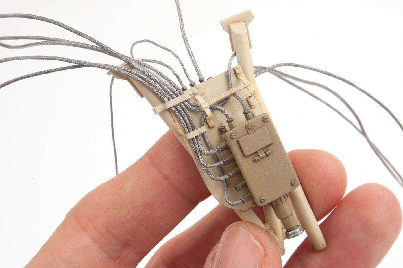 ANYZ ブレイデッドライン AN015 を使用した脚部配管ディテールの作例(クローズアップ)
