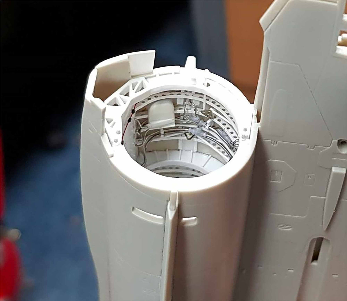 航空機模型のエンジンベイ配管にAN016コネクターを使用した作例