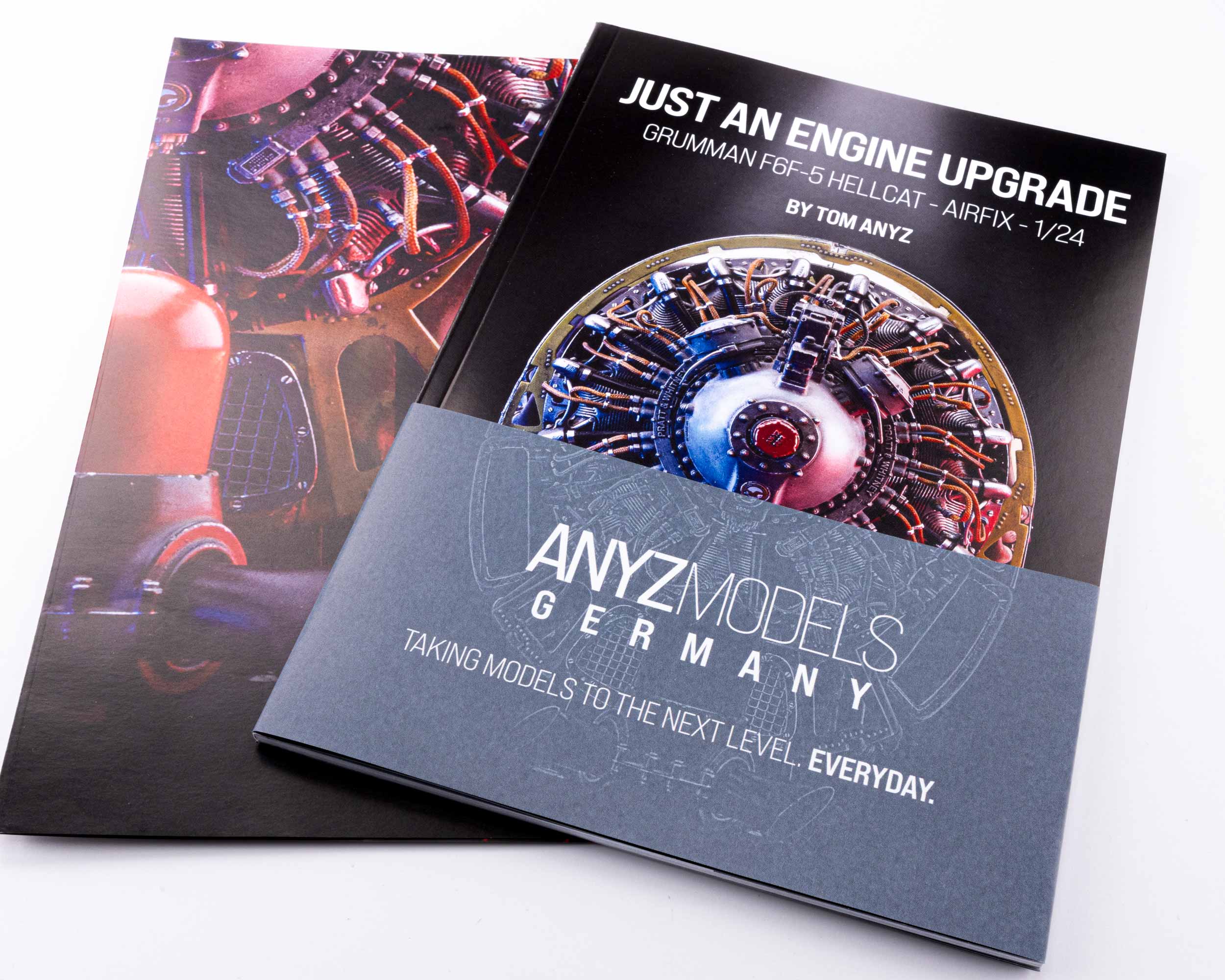 ANYZ模型製作ガイド本体と付属A3ポスターを並べた内容物