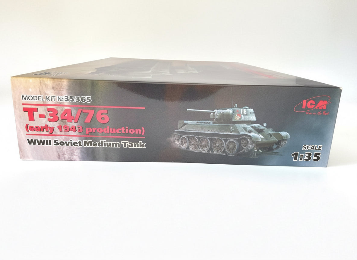 箱の角部(未開封シール付き)— ICM T-34/76(1943年初期型)1/35