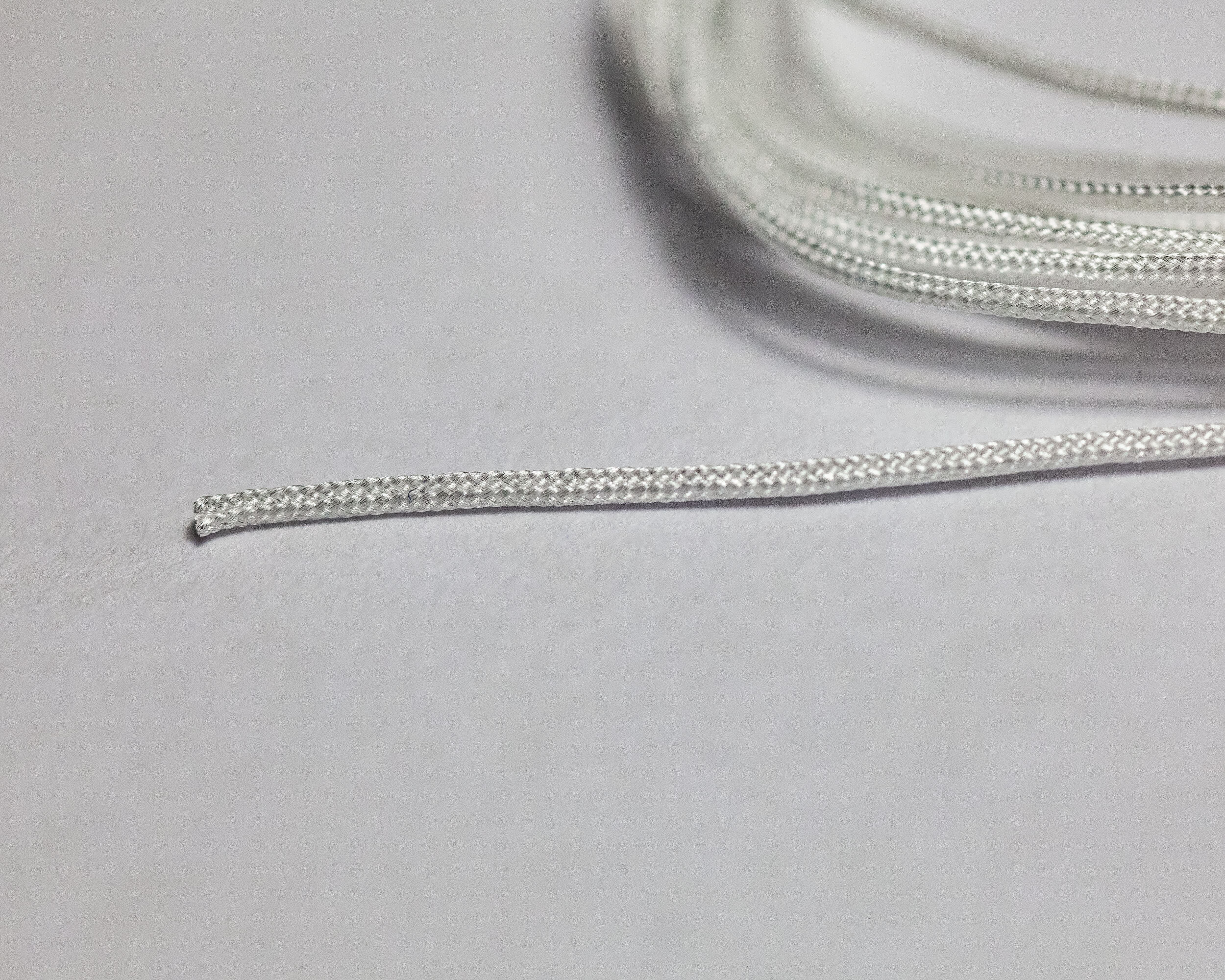 ANYZ ブレイデッドライン AN011 0.5mm の編み込み質感を示すクローズアップ画像
