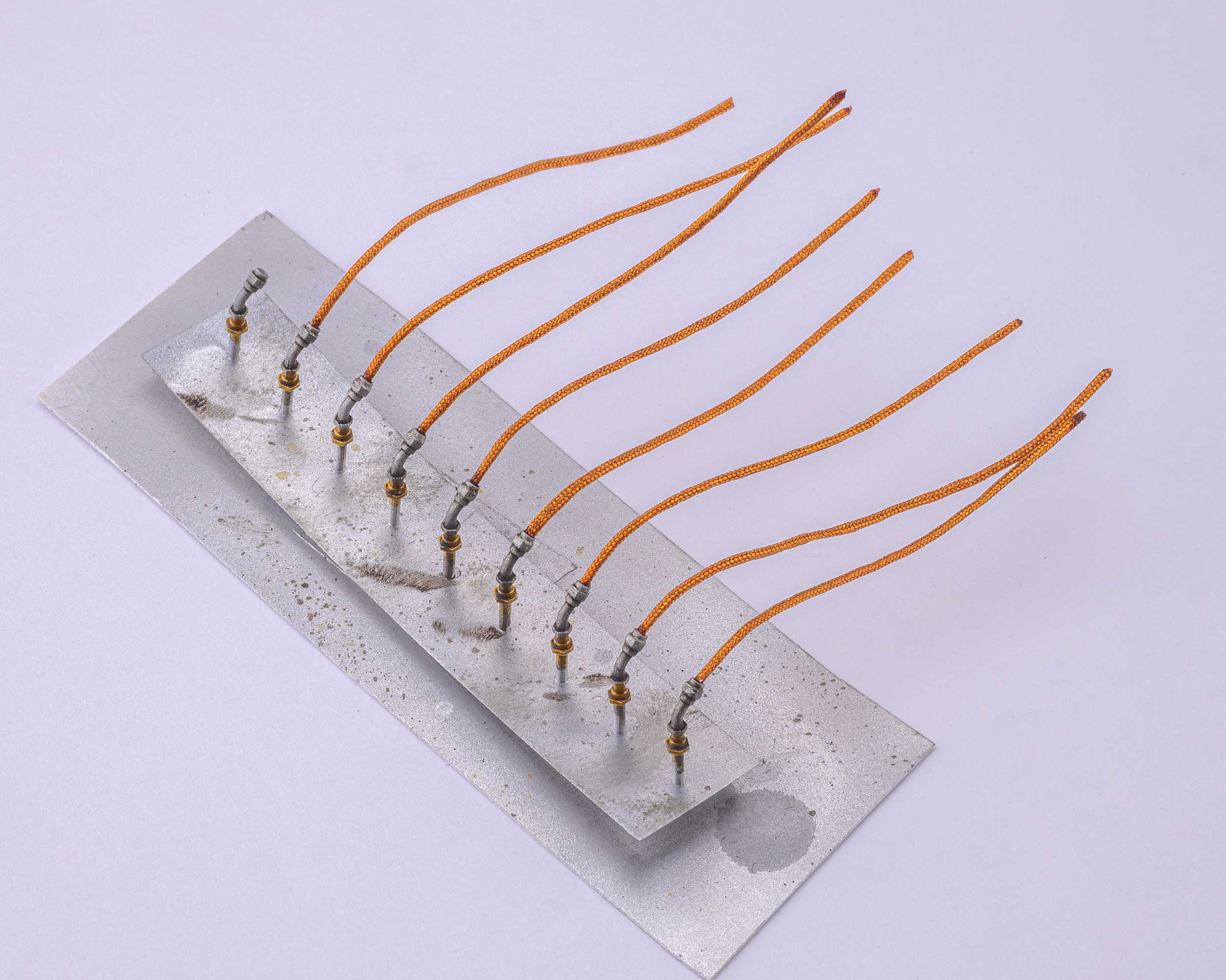 AN066コネクターに細いラインを取り付けて塗装した作業例